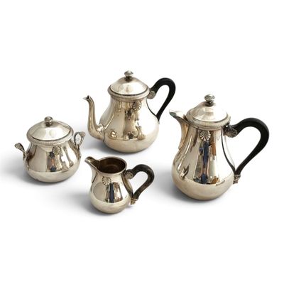 quatre pièces de service à thé et à café en argent sur fond blanc
