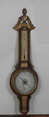 une horloge accrochée au mur sur laquelle est représenté un oiseau