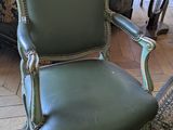 une chaise verte qui se trouve dans une pièce