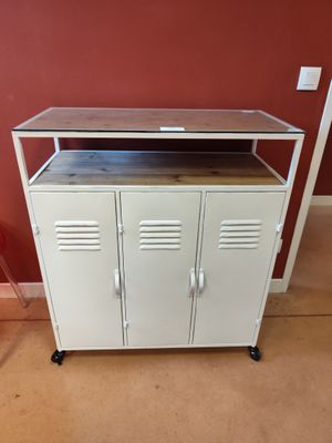 une photo d'une armoire métallique avec un plateau en bois