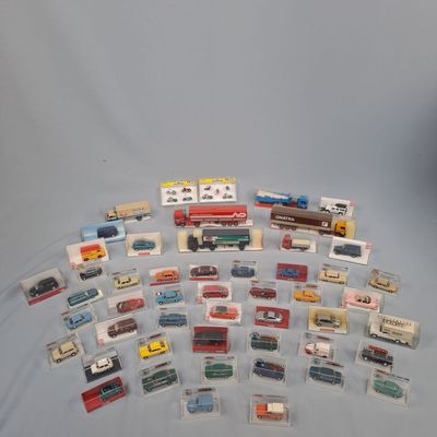 de nombreux types différents de petits trains et de petites voitures sur la table