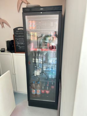 une photo d'un réfrigérateur contenant des boissons