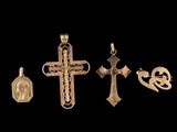 trois croix dorées et un cœur sont représentés sur un fond noir