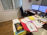 une image représentant un bureau avec deux écrans et un clavier