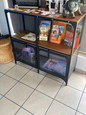 une bibliothèque remplie de livres dans une pièce
