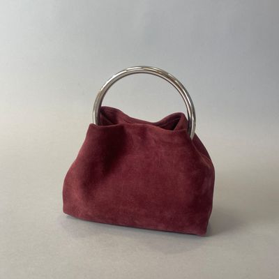 Petit sac à main en croute de cuir bordeaux ou prune, un com…