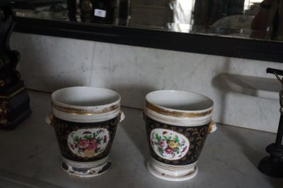 deux tasses à café posées sur une étagère devant un miroir