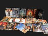 un grand nombre de livres posés sur une table
