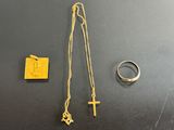 gros plan d'un collier et d'une bague sur une table