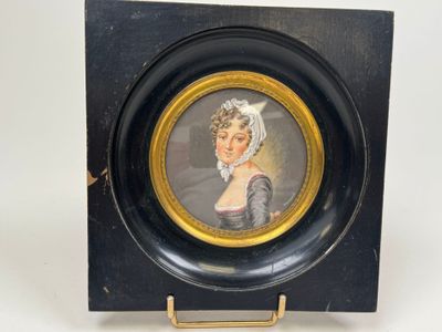peinture représentant une femme coiffée d'un bonnet, sur une plaque noire