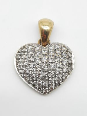 un pendentif en forme de cœur en diamant sur fond blanc