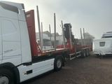 un camion avec une remorque attelée à l'arrière