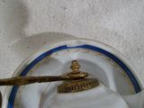 une théière avec une cuillère posée sur une soucoupe