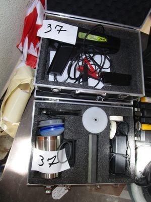 une boîte en métal contenant tout un tas d'objets