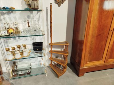 une étagère en verre sur laquelle sont disposés de nombreux objets divers