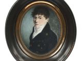 portrait d'un jeune homme en manteau noir et chemise blanche