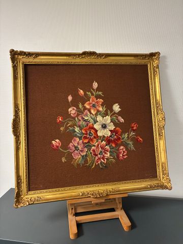 Tapisserie d’Aubusson encadrée « Bouquet d’anémones ». Porte une ...