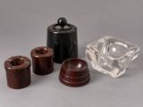 plusieurs morceaux de verre et de bois sont posés sur une table