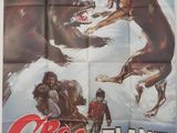 une vieille affiche de cinéma représentant un ours attaquant un homme dans la neige
