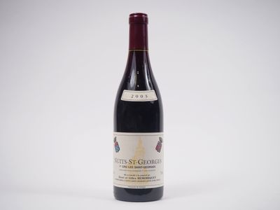 une bouteille de vin posée sur une table