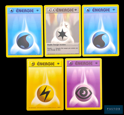 Quatre cartes à collectionner Pokémon différentes sont représentées sur un fond noir.