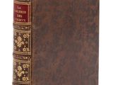un livre marron aux bords dorés et à la couverture rouge