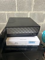 Un poste informatique comprenant un écran d’ordinateur ESSEN… (photo 3)