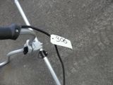 un gros plan sur le guidon d'un vélo sur lequel est accrochée une étiquette de prix