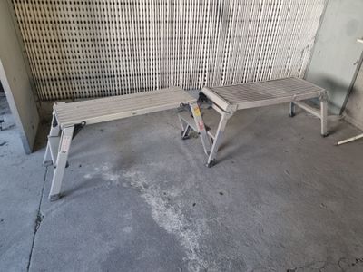 deux bancs posés à même le sol en béton