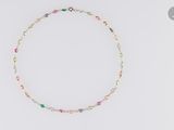un collier composé de pierres multicolores sur fond blanc