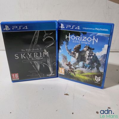 deux jeux PS4 posés sur une table avec un fond blanc