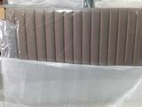 une pile de matelas emballés dans du plastique