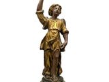 statue en bronze d'une femme tenant un oiseau sur un piédestal
