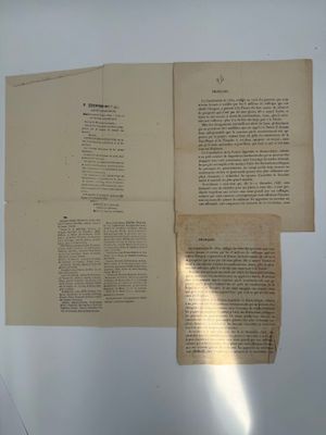 deux pages d'un livre exposées sur une table