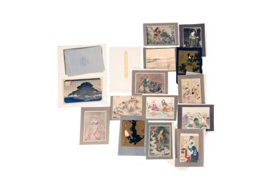 beaucoup de photos accrochées au mur d'une pièce