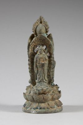 l'image d'une statue de femme avec un oiseau sur la tête