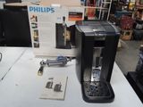 une cafetière posée sur une table dans un magasin