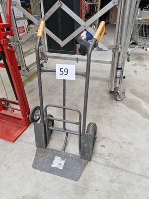 un diable sur lequel est apposée une pancarte à l'avant