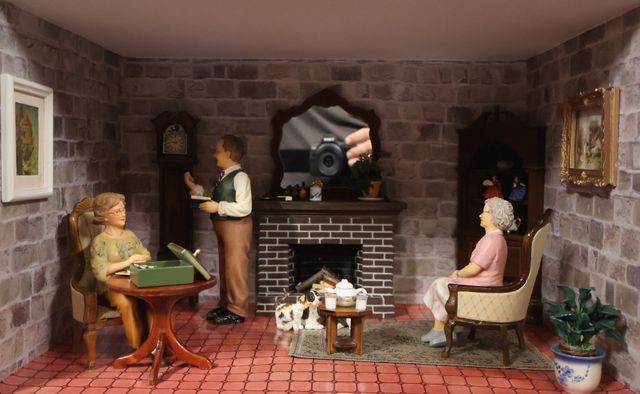 Diorama. Composition miniature, dans une vitrine en bois, vitre e...