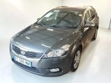 La voiture est garée dans la salle blanche du showroom.