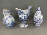 trois vases bleus et blancs placés les uns à côté des autres