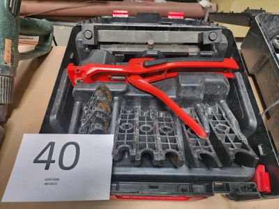 plein d'outils dans une boîte posée sur la table