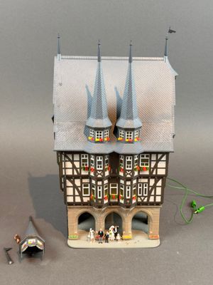 une petite maquette d'un bâtiment comportant de nombreuses fenêtres