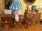 une table, une lampe, une chaise et une commode dans une pièce