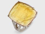 une image représentant une bague ornée d'une grosse pierre jaune entourée de diamants