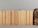 plusieurs livres sont alignés sur une surface grise