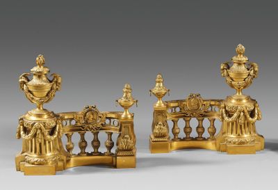 paire de bougeoirs en bronze doré représentant des personnages sur un pont