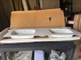 deux éviers posés sur une table dans une pièce