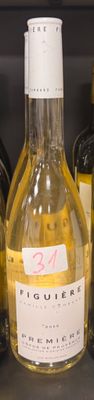 plusieurs bouteilles de vin posées sur une étagère, avec leurs étiquettes