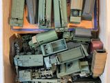 une boîte remplie de véhicules militaires miniatures et d'autres objets